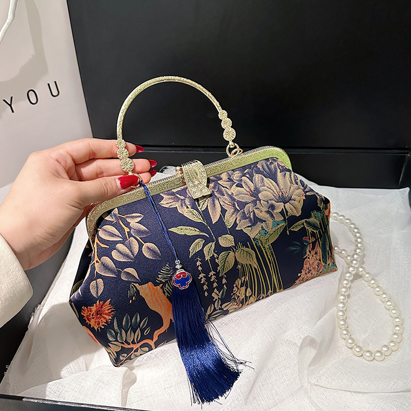 Стильные сумки на плечо с выши – обзор и цена Embroidery Ideas For Bags
